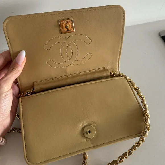 *SOLD** Chanel Vintage Nude Full Flap w/ 24kt Gold Plated Hardware - Picture 6 of 15